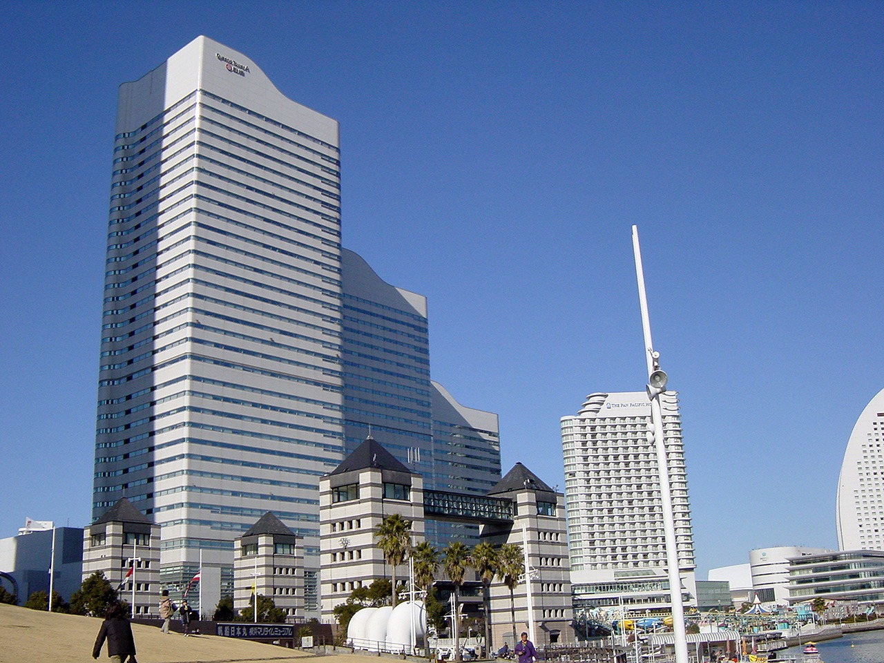 クイーンズスクエア